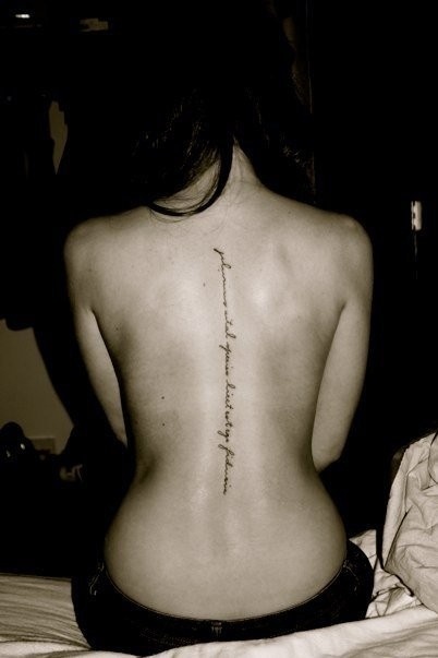 Omurgaya metin tattoo kadnlar iin srt dvme modelleri